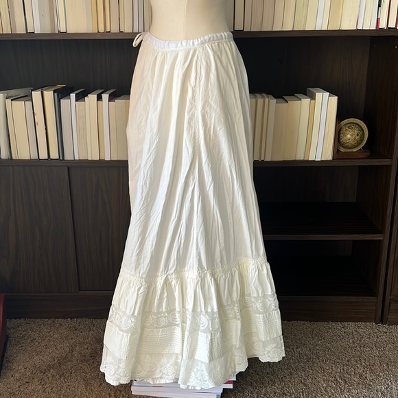 Sororité Vintage Early Twentieth Century Ivory Lace Trim Cotton Skirt (XS-M) - Picture 5 of 9